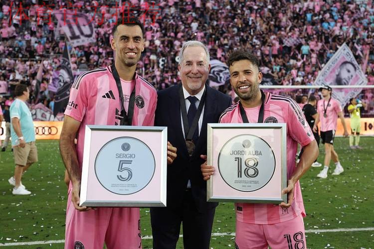 泪目！梅西用总冠军送别2好友+采访动情致敬 4家人携奖杯温馨合影